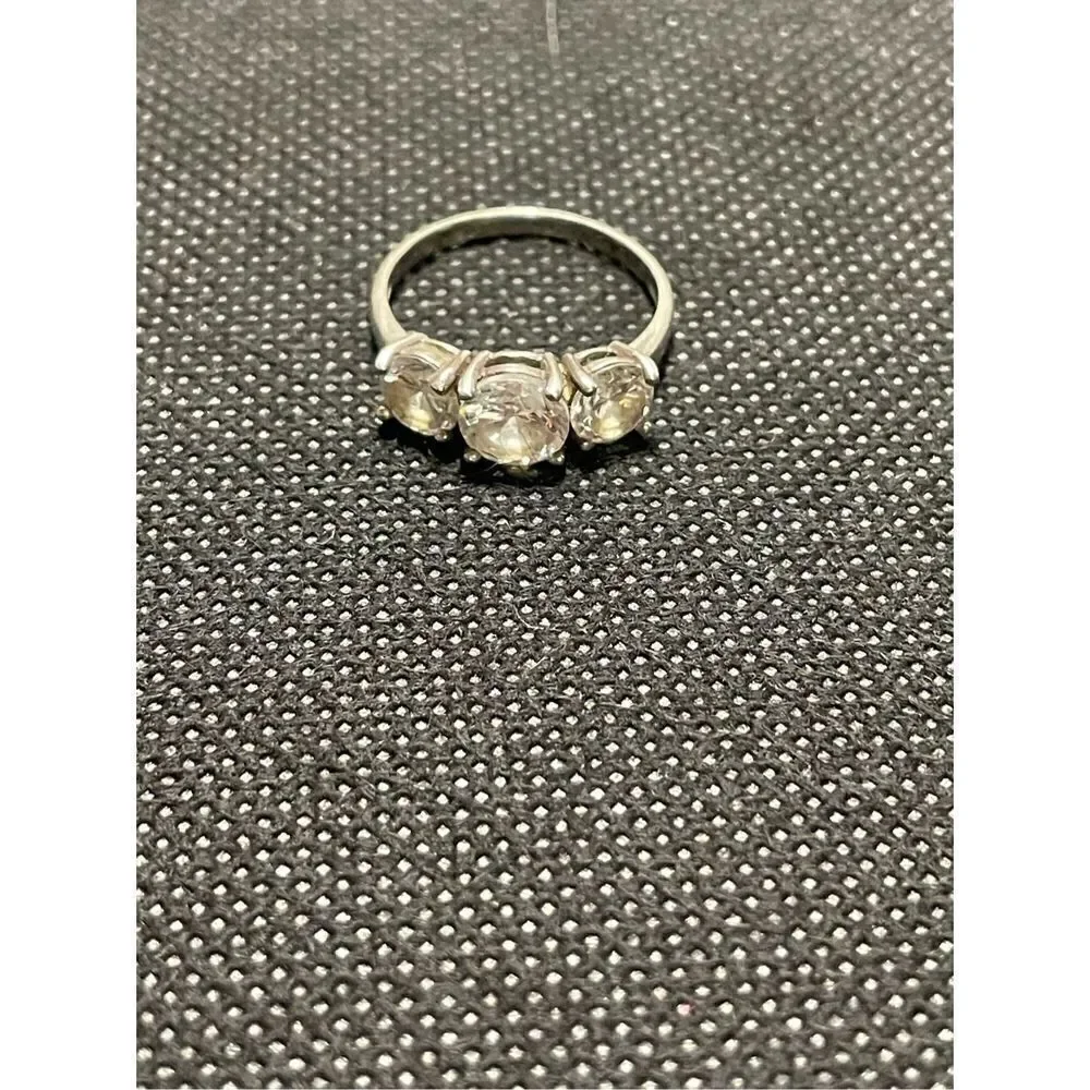 Ring with three white gem